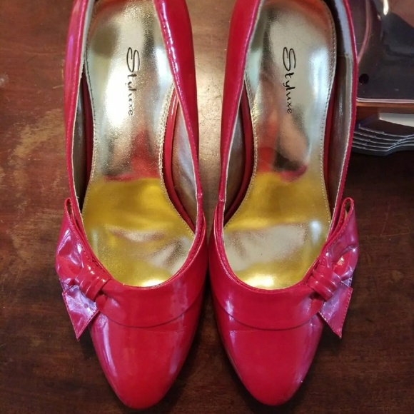 Red Pinup Pumps - Picture 2 of 4